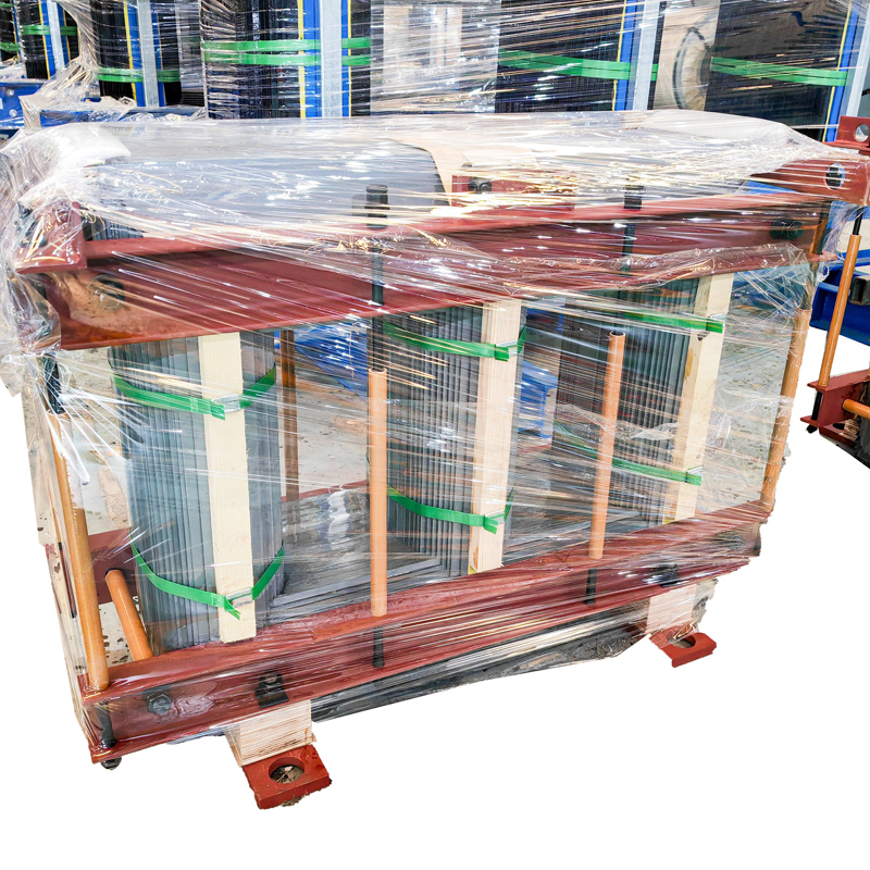 N&uacute;cleo del transformador de distribuci&oacute;n lleno de aceite N&uacute;cleo2